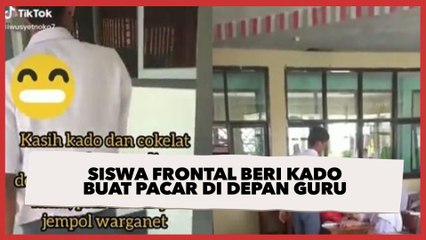 Siswa Frontal Beri Kado Buat Pacar di depan Guru, Publik: Tampan dan Pemberani