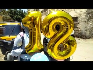 شقيقتان تحتفلان بعيد ميلاد أختهما أمام لجنة الثانوية العامة