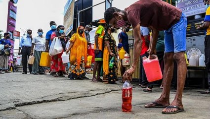 Ekonomik olarak dibe vuran Sri Lanka'da vatandaşlar bir kilo fasulyeyi ona bölerek alıyor