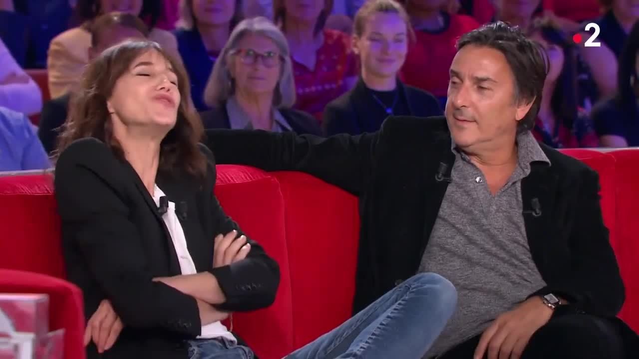 Vivement dimanche - Charlotte Gainsbourg lassée des mots  d'Yvan Attal  : " Fais attention !"