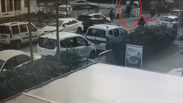 Kadıköy'de içinde 10 bin dolar değerinde cihaz bulunan çantayı böyle çaldı