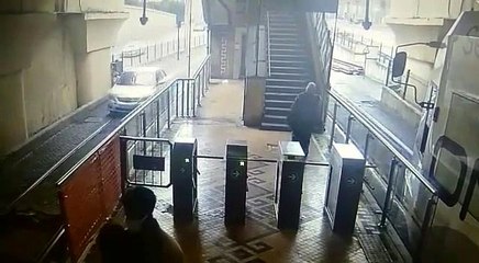 Fatih'te tramvay yoluna giren sürücü şaşkınlığı