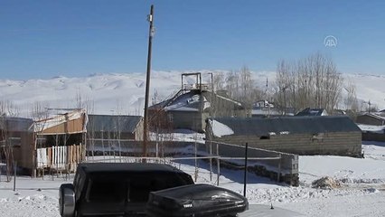 Özalp'ta evin çatısının üzerine yapılan çardak görenleri şaşırtıyor