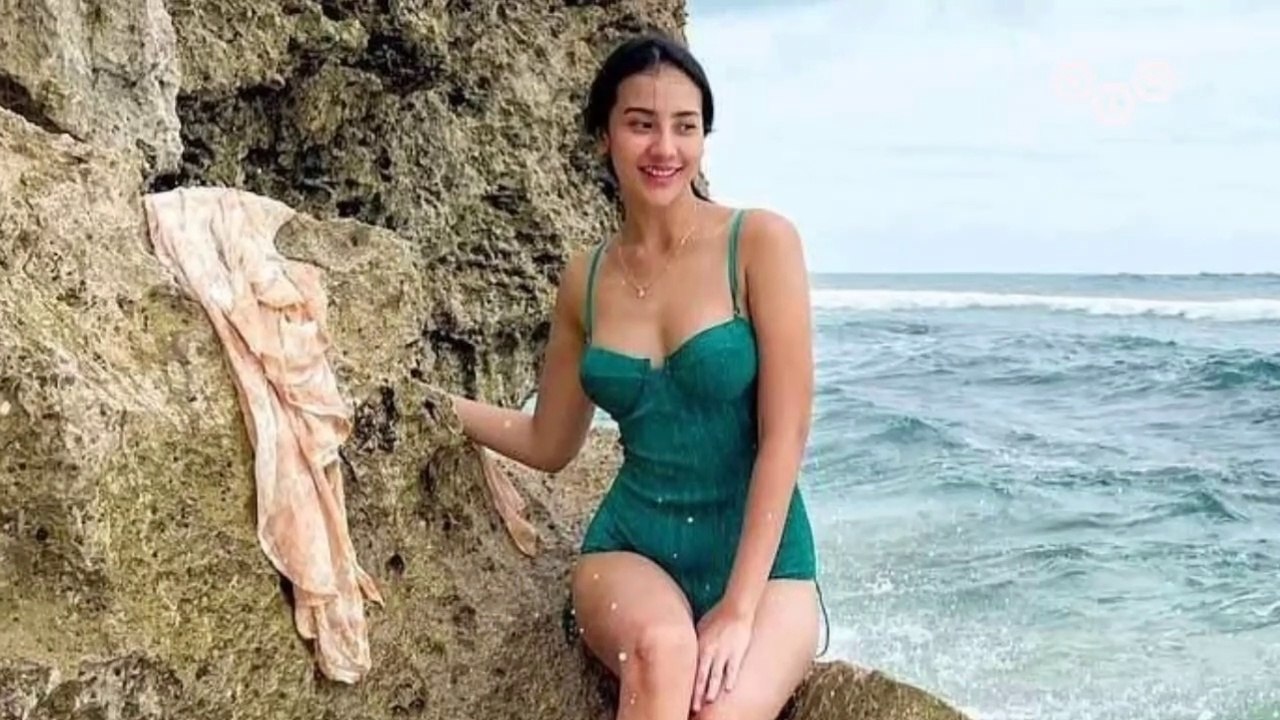 anya geraldine pose di pantai netizen cantiknya masa depn