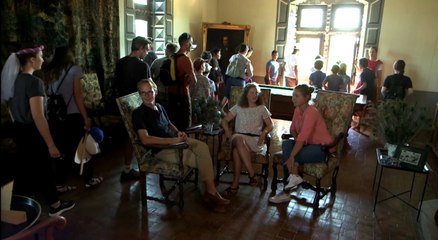 Exclu. Zone interdite : ils essayent de profiter de leur salon... mais sont envahis par les touristes !