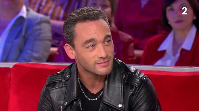 Troublant , beau … Jean-Baptiste Guégan envoûte Michel Drucker, Mylène Demongeot et les autres invitées de Vivement dimanche prochain