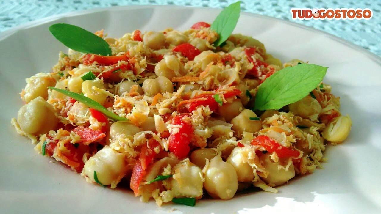 Salada de grão de bico com frango