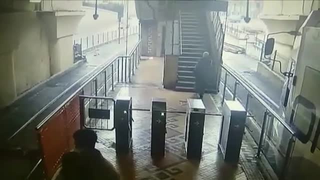 Un vehículo entra por error en las vías de una estación de tren de Estambul