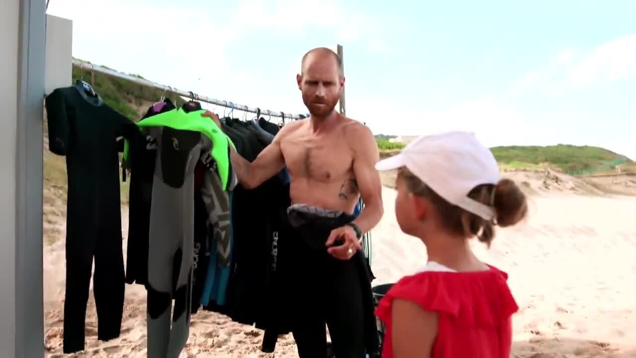 Exclu. Les Vacances préférées des Français (6ter) : cette famille découvre les joies du surf… et ce n’est pas de tout repos ! (VIDEO)