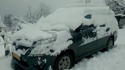 VIDEO: जम्मू-कश्मीर के इन शहरों में भारी बर्फबारी, सफेद हुआ इलाका, कारों पर बिछी मोटी चादर