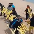 Pelea en la playa de Canet de Mar por las cruces amarillas 'indepes'