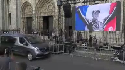 Décès - Le cercueil d'Anthoine Hubert sort sous les applaudissements