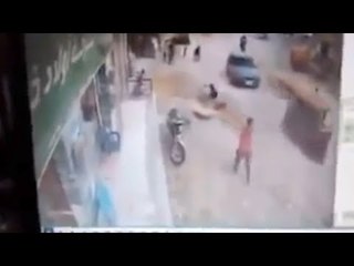 طفل يسقط في بلاعة صرف صحي أثناء لعبه بطائرة ورق بالشرقية