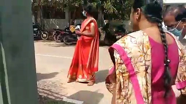 அலைக்கழிக்காதீங்க‌.. கலெக்டர் கண் முன்னே தீக்குளிக்க முயன்ற திருநங்கை!