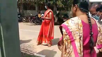 அலைக்கழிக்காதீங்க‌.. கலெக்டர் கண் முன்னே தீக்குளிக்க முயன்ற திருநங்கை!