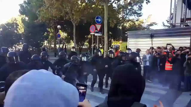 Los Mossos cargan contra los CDR en la manifestación de Jusapol en Barcelona