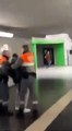 Vigilantes de seguridad detienen a un mantero en el metro de Barcelona