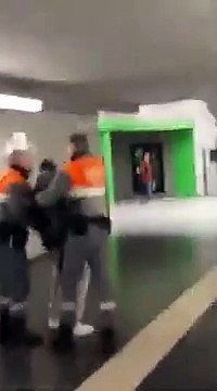 Vigilantes de seguridad detienen a un mantero en el metro de Barcelona