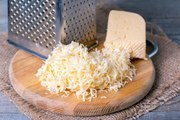 Cette astuce évidente permet de râper du fromage en un temps record et on n’y aurait jamais pensé