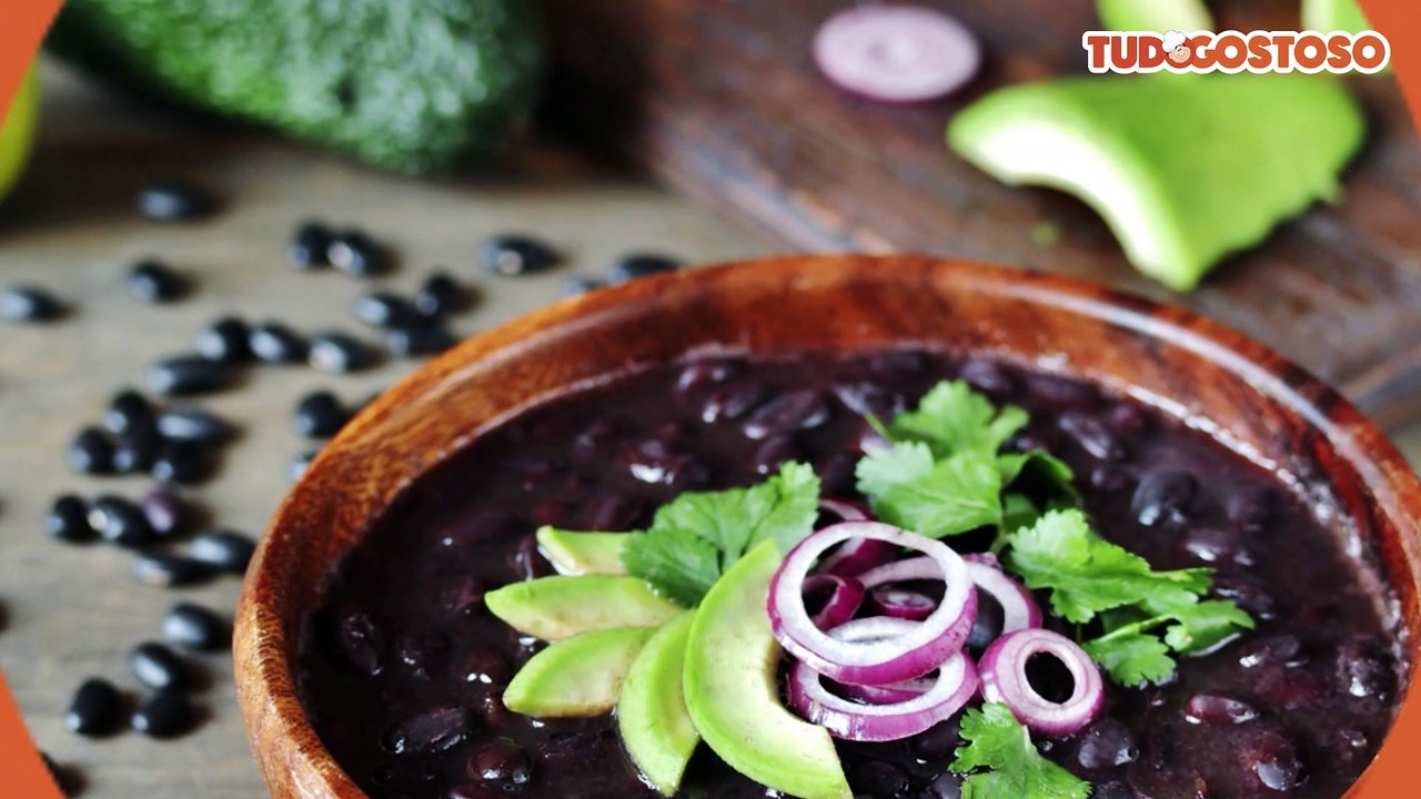 Feijão preto na panela de pressão