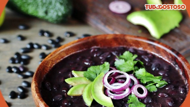 Feijão preto na panela de pressão
