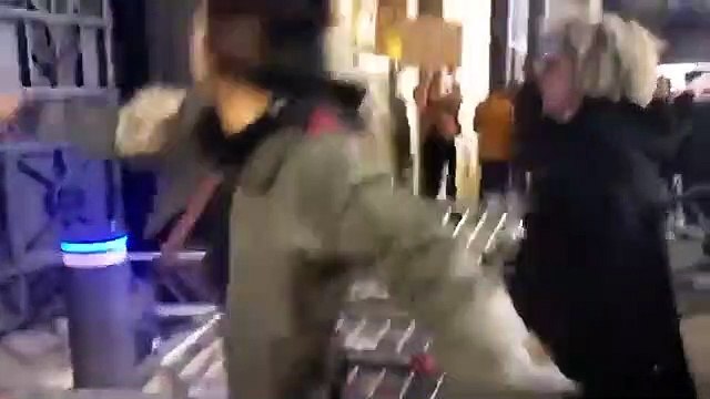 Los animalistas lanzan objetos contra el Ayuntamiento de Barcelona