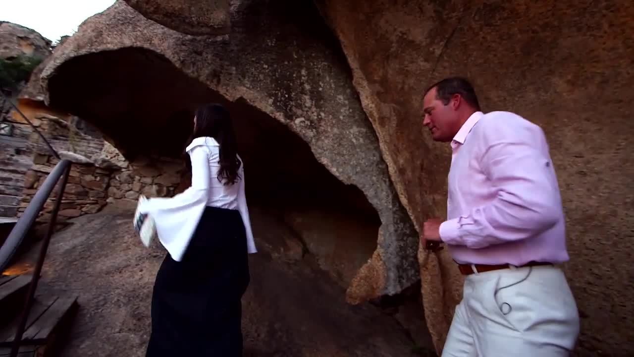 Exclu. Zone interdite (M6) : ces Américains découvrent, ébahis, cet incroyable restaurant corse niché au coeur des grottes