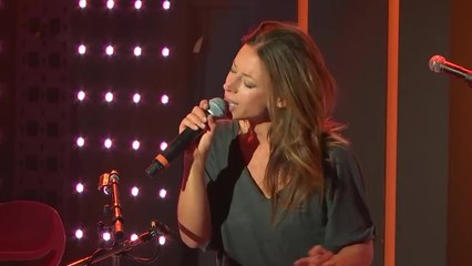 Rose interprète Larmes à paillettes dans Le grand Studio RTL