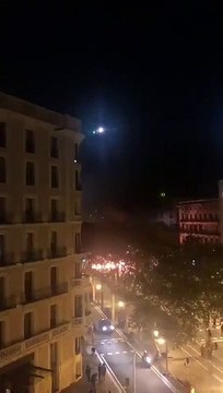Independentistas violentos atacan un helicóptero de los Mossos d'Esquadra con un cohete pirotécnico