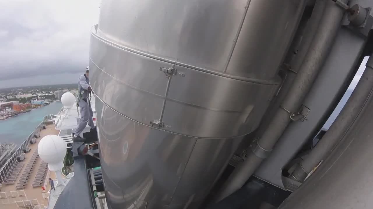 Le Monde secret (M6) : la périlleuse opération de nettoyage des cheminées du Seaside, l'un des plus gros paquebots du monde