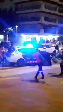 Tensión entre Mossos y manteros en el paseo marítimo de Segur de Calafell (Tarragona)
