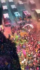 Así ha sido la brutal lluvia de pintura de colores contra los Mossos