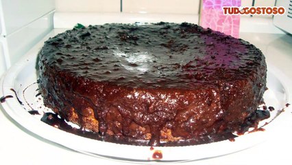 Bolo de cenoura com cobertura de chocolate