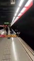 Una chica orina en el metro de Barcelona y un chico cae a las vías
