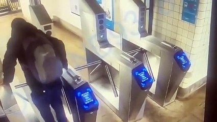 Ücret ödememek için metro turnikesinden atlayan kişinin boynu kırıldı