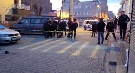 Yaşlıların bıçaklı kavgasında 1'i boğazdan aldığı darbelerle ağır yaralandı