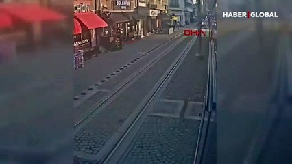 Kocaeli'de kırmızı ışıkta geçerek tramvaya çarpan araç kamerada