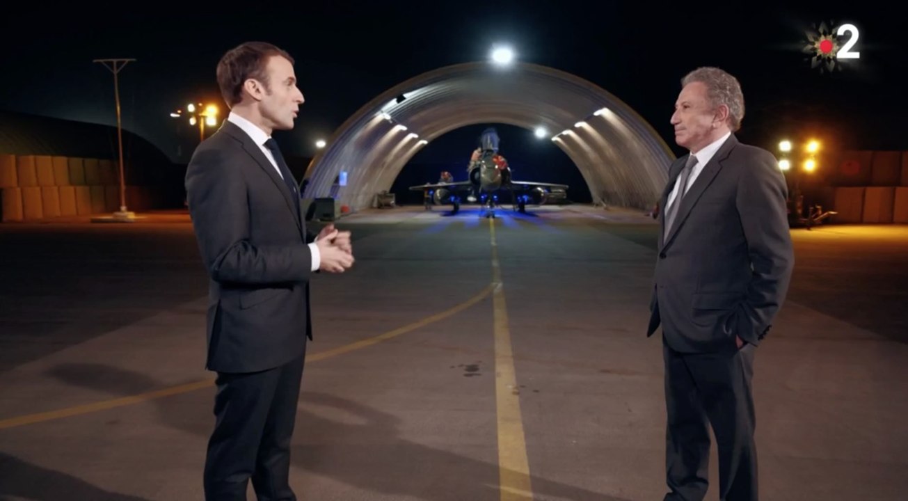 Quand Michel Drucker interviewait Emmanuel Macron sur la base de N'Djamena dans Noël avec nos soldats