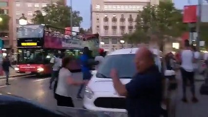 Download Video: Agresión de manteros a turistas en Barcelona