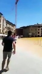 Un coche arrasa las cruces amarillas 'indepes' de Vic