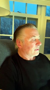 Auteur du tir accidentel qui a coûté la vie à Halyna Hutchins sur le tournage de «Rust» , Alec Baldwin revient sur le pire drame de sa vie et dit espérer la vérité