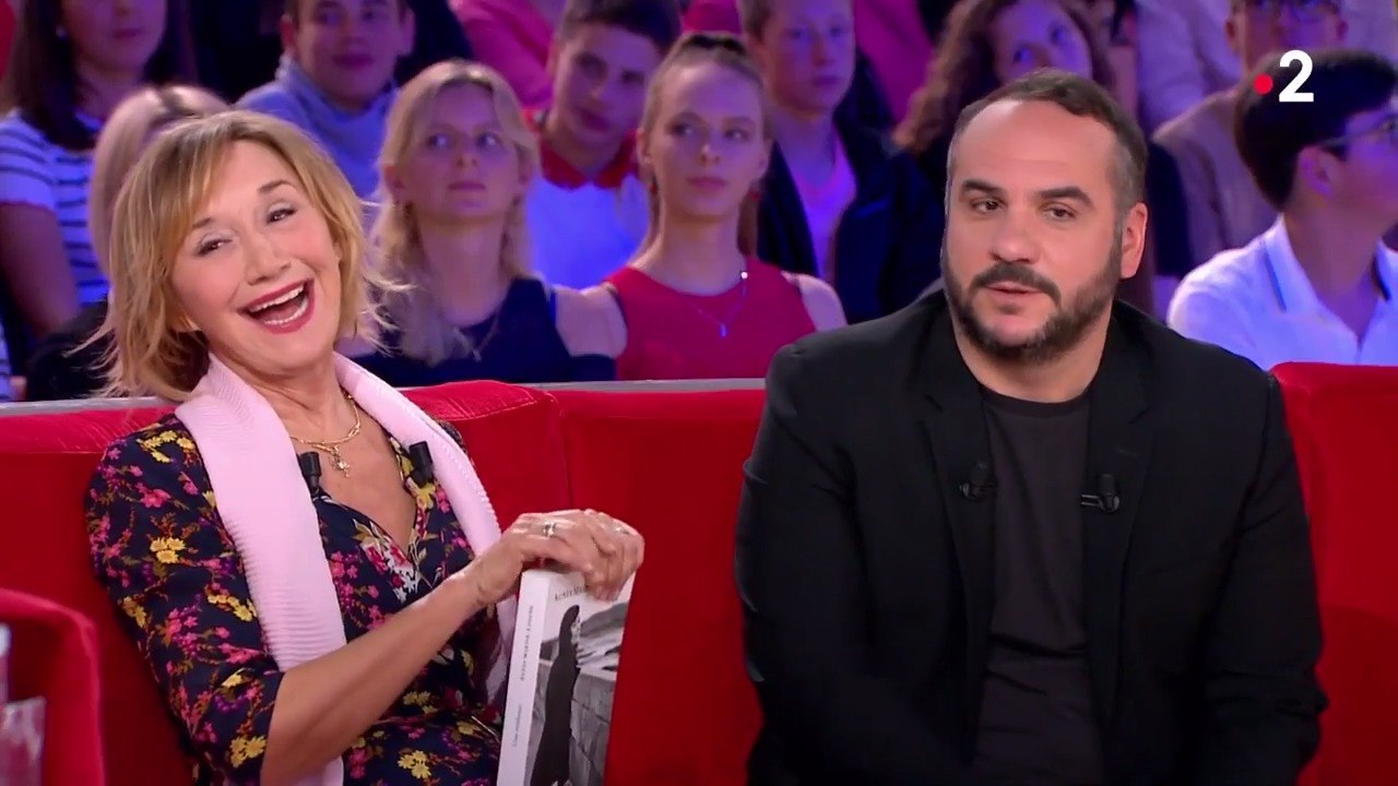 François-Xavier Demaison embarrassé par une confidence de Mathilde Seigner dans Vivement dimanche