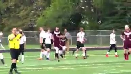 États-Unis - Un joueur universitaire marque des fesses