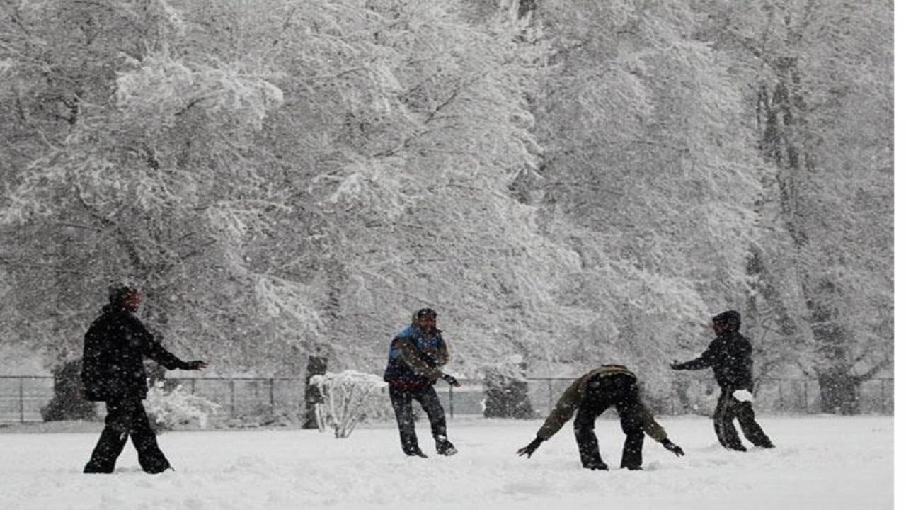 Jammu-Kashmir receives heavy snowfall, tourists enjoy