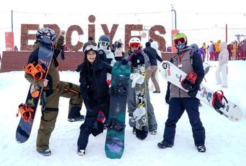 Dünyaca ünlü sanatçı Inna, Erciyes'te kayak yaptı