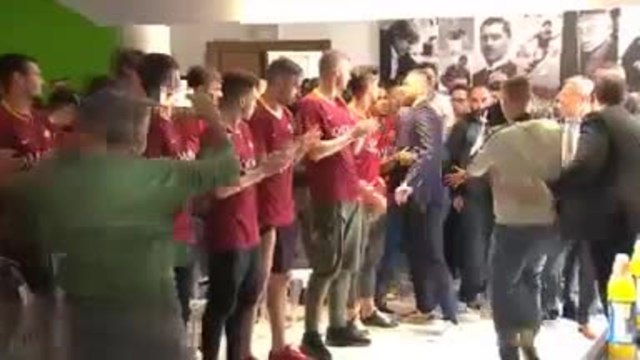 Football : De Rossi enlace ses coéquipiers après d'émouvants adieux