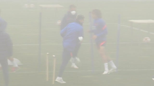 Intensa sesión de entrenamiento del Atlético de Madrid bajo la niebla