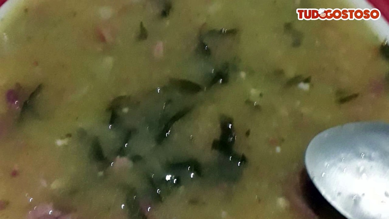 Caldo de macaxeira (mandioca) com charque (carne seca)