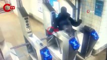 ABD’de metro turnikesinden atlamak isteyen kişi feci şekilde can verdi