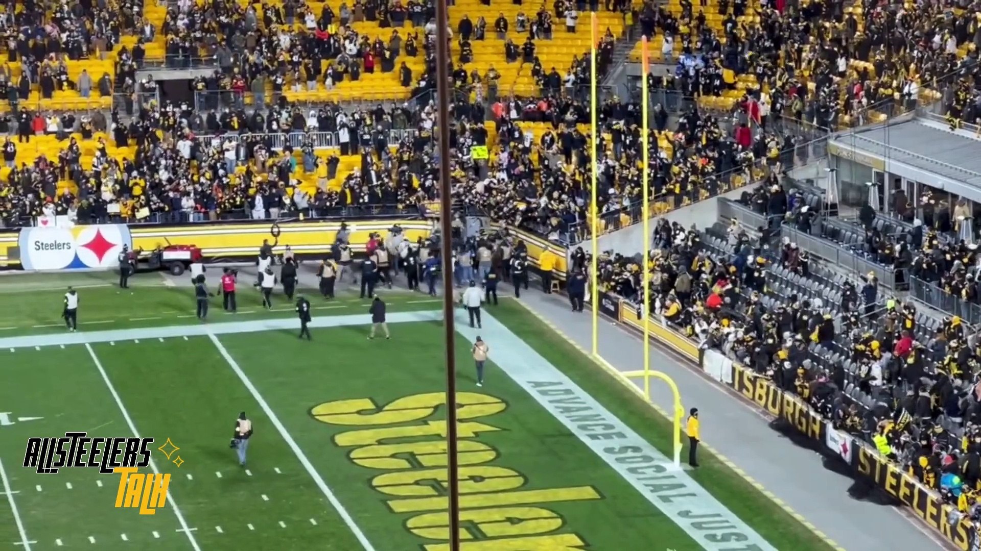 Steelers QB Ben Roethlisberger takes a victory lap around Heinz Field